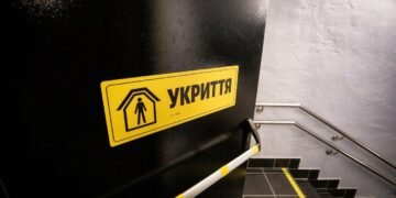 У Києві чоловік відкрив стрілянину в укритті школи: що відомо
