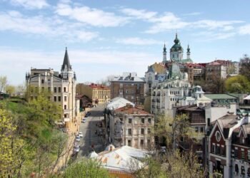 Історична вулиця Києва помирає: половина Андріївського узвозу закрита або занедбана