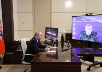 The Atlantic: Путин придумывает победы на фронте, пока Россия стоит в очередях за бензином
