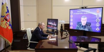 The Atlantic: Путин придумывает победы на фронте, пока Россия стоит в очередях за бензином