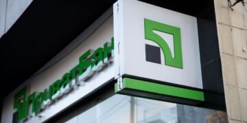 ПриватБанк виставлять на продаж, у Кабміні назвали єдину умову
