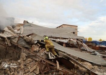 Вибиті вікна та пошкоджене житло: у Києві розгорнули пункт допомоги після обстрілу