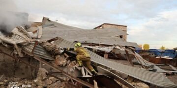 Вибиті вікна та пошкоджене житло: у Києві розгорнули пункт допомоги після обстрілу