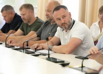 Продукти, вода та павербанки: у Києві посилюють резерви перед зимою