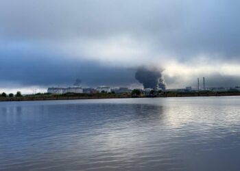 Петербургский нефтяной терминал горит после удара украинских дронов