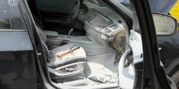 «Перетворює пацієнтів на зомбі»: у Києві чоловік підпалив авто психолога