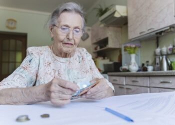 Пенсіонери можуть залишитися без доплат у 60 років: хто у зоні ризику