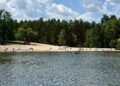 Сотні людей біля води, але сезон не відкритий: що приховують пляжі Києва