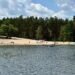 Сотні людей біля води, але сезон не відкритий: що приховують пляжі Києва