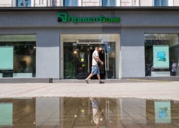 ПриватБанк чи Ощадбанк: де вигідніше купувати долари 3 липня