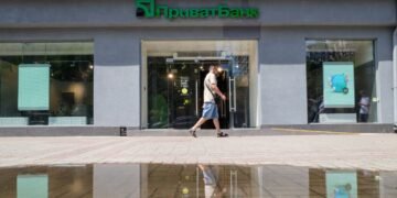 ПриватБанк чи Ощадбанк: де вигідніше купувати долари 3 липня