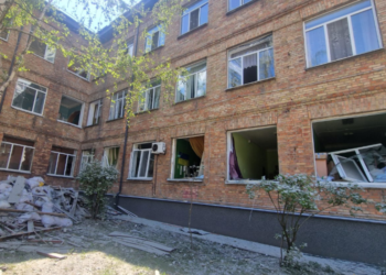 Повилітали вікна й двері: по всьому Києву пошкоджені заклади освіти, – ФОТО