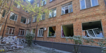 Повилітали вікна й двері: по всьому Києву пошкоджені заклади освіти, – ФОТО
