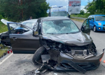 Автівки “тріснули” від ударів: на Київщині перекрили дорожній рух, – ФОТО