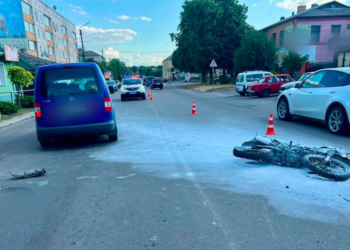 Спалах вогню посеред дороги: поліція Київщини перекрила рух автівок, – ФОТО