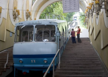 Обмеження на місяць у Києві: який транспорт зупинився, – ФОТО