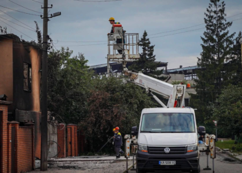 Дві тисячі вибитих вікон: на Київщині цілодобово триває розбір завалів, – ФОТО