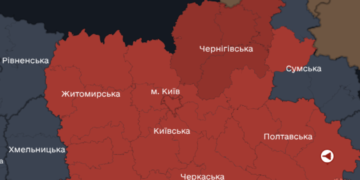 Полум’я і вибухи над Києвом: у двох районах впали уламки ракет