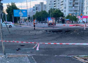 Небезпечний маршрут: де в Києві триває ремонт після обстрілу