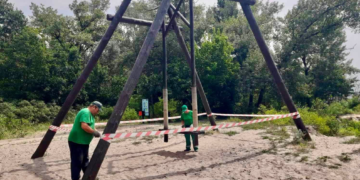 Місце, де “зупиняється час”: на найбільшому острові Києва оновили дерев’яну зону відпочинку, – ФОТО