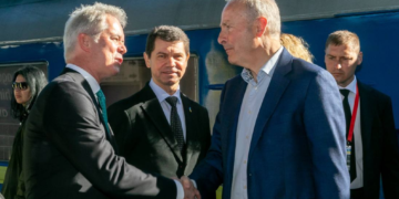 До Києва через всю Європу: на залізниці зустріли іноземного партнера з Ірландії, – ФОТО