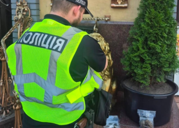 Загроза вибуху: в Києві поліція оточила заклад громадського харчування