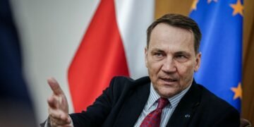 Сикорский предупредил, что загнанный в угол Путин может пойти на “что-то рискованное”