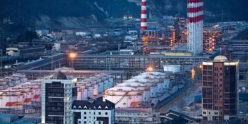 Імпорт не рятує Росію взагалі: удари ЗСУ зупинили топові НПЗ