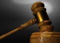 Замах на суддю у Києві: нападниця цілилася в шию просто в кабінеті
