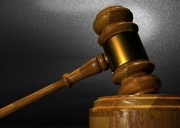 Замах на суддю у Києві: нападниця цілилася в шию просто в кабінеті