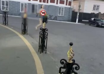 Напівголий заїзд на мотоциклі та заклики до інтиму: що коїться на вулицях