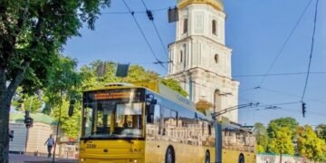 Рух паралізовано в обох напрямках: у Києві змінили маршрути чотирьох тролейбусів