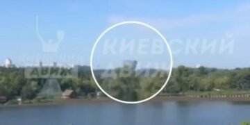 Тривожні кадри з Києва: «шахед» падає біля стадіону Лобановського