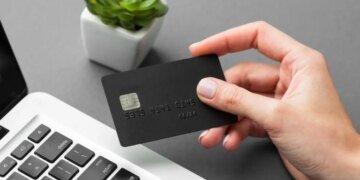 Банк начал списывать по 150 гривен: кому стоит срочно проверить карты