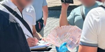 Инструктор автошколы в Черновцах обещал “решить вопрос” с правами за 26 тысяч гривен