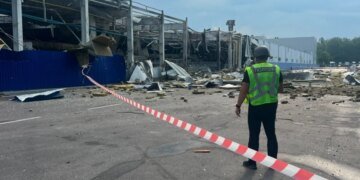 Россия нанесла удары по складам крупных компаний в Киеве и области. ФОТО