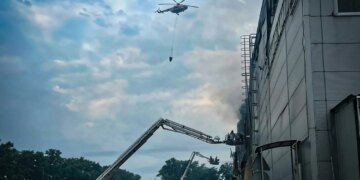 Через пожежі після удару рф погіршилась якість повітря на Київщині, для гасіння залучили авіацію