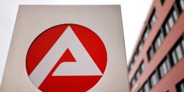 В Германии получатели соцпомощи массово заваливают Jobcenter жалобами, созданными ИИ