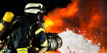 Ворожа атака на Київ: пожежі в Голосіївському та Оболонському районах, горять резервуари з паливом
