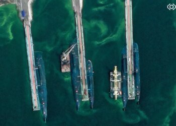 Россия прячет подводные лодки под сетками даже за тысячи километров от фронта