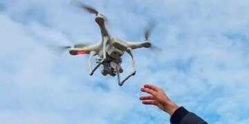 Дроновый удар по мирным людям: российские оккупанты ударили по покупателям магазина в Семеновке