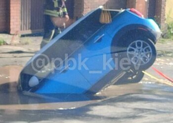 У Києві стався прорив водопроводу, автівка провалилася у провалля