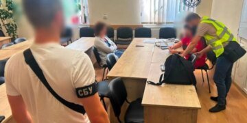 Обещала повлиять на ВЛК за деньги – врача задержали с мечеными купюрами