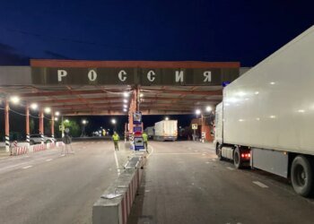 Горящие фуры и заблокированная трасса: атака дрона сорвала работу пограничного перехода РФ с Беларусью