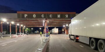 Горящие фуры и заблокированная трасса: атака дрона сорвала работу пограничного перехода РФ с Беларусью