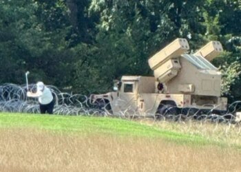 Трамп теперь играет в гольф в окружении зенитных ракетных комплексов армейского образца. ФОТО, ВИДЕО
