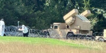 Трамп теперь играет в гольф в окружении зенитных ракетных комплексов армейского образца. ФОТО, ВИДЕО