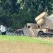 Трамп теперь играет в гольф в окружении зенитных ракетных комплексов армейского образца. ФОТО, ВИДЕО