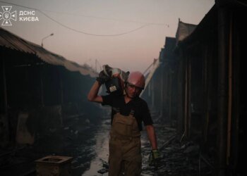У Києві рятувальники ліквідували наслідки ворожого обстрілу і показали зруйновану "Петрівку"