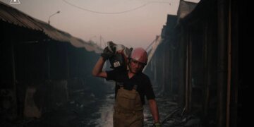 У Києві рятувальники ліквідували наслідки ворожого обстрілу і показали зруйновану "Петрівку"
